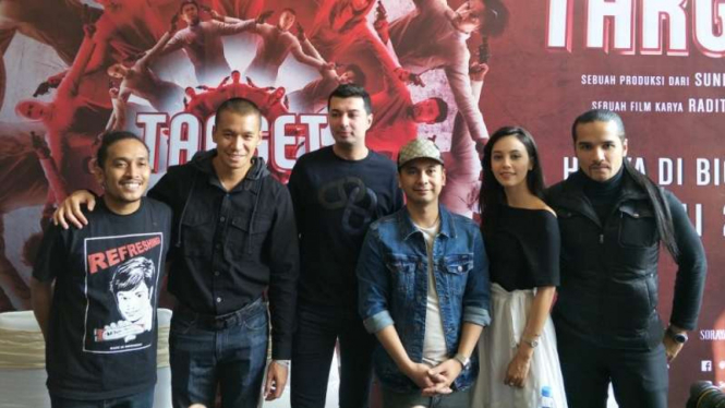 Raditya Dika dan artis pendukung film Target