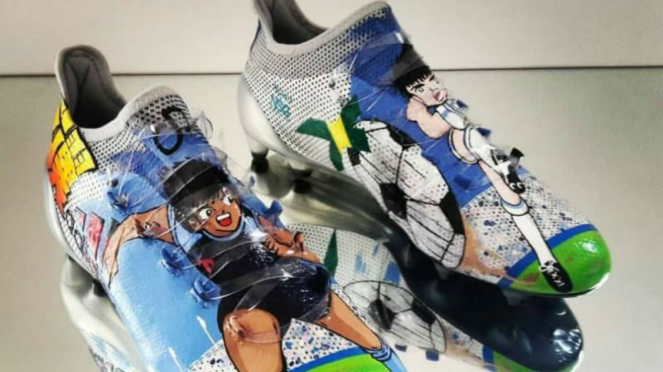 Sepatu bergambar Captain Tsubasa milik Lukas Podolski