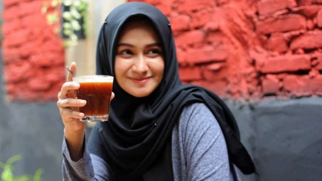 Pengunjung menikmati kopi nirapresso di Aceh