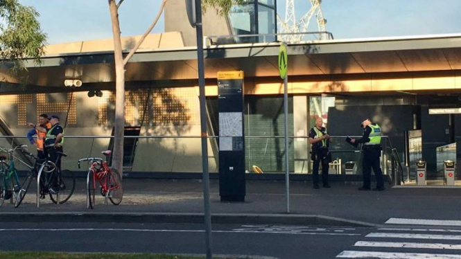 Stasiun kereta North Melbourne dievakuasi atas permintaan polisi.