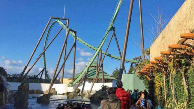 Wahana roller coaster Flying Dinosaur di Universal Studio Jepang