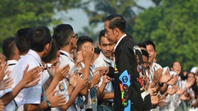 Presiden Joko Widodo berbincang bersama pengurus OSIS SMA