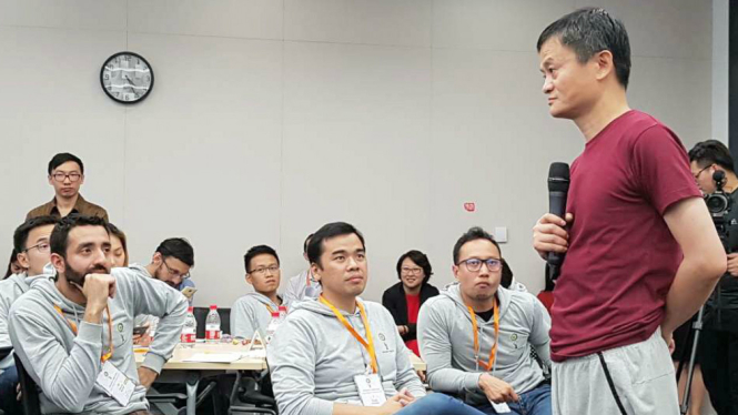 Pendiri Alibaba, Jack Ma (berdiri memegang mic)
