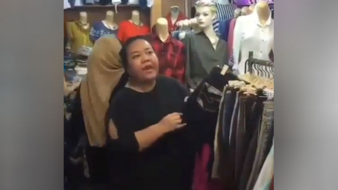 Wanita penjual baju.