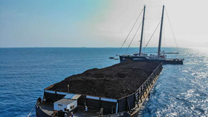 Kapal Rainbow Warrior Greenpeace mengadang kapal tongkang batu bara.