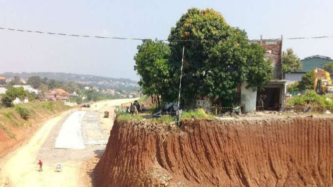 Rumah yang berdiri di tengah pembangunan tol Semarang-Batang