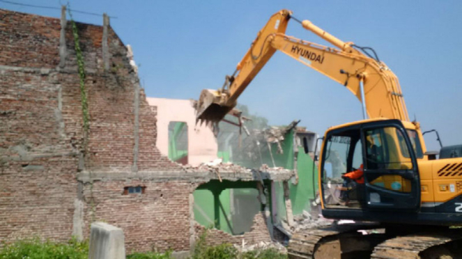 Rumah yang berdiri di tengah pembangunan tol Semarang-Batang