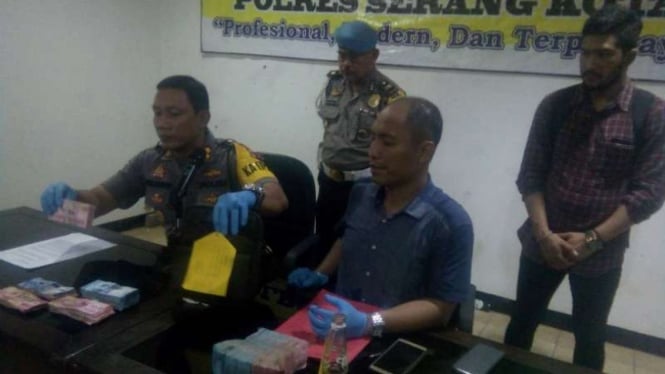 Polisi memperlihatkan beberapa barang bukti hasil perampokan oleh salah satu oknum anggotanya di Markas Polres Kota Serang, Banten, pada Kamis, 3 Mei 2018.