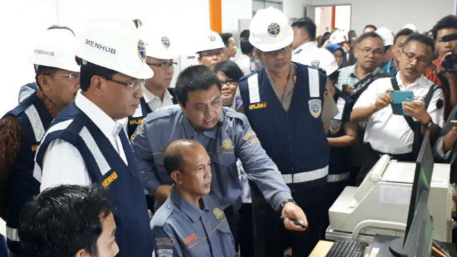 Menteri Perhubungan Budi Karya Sumadi meresmikan fasilitas uji kelayakan kendaraan berstandar internasional di Jalan Raya Setu, Kabupaten Bekasi, Jawa Barat, pada Kamis 3 Mei 2018.