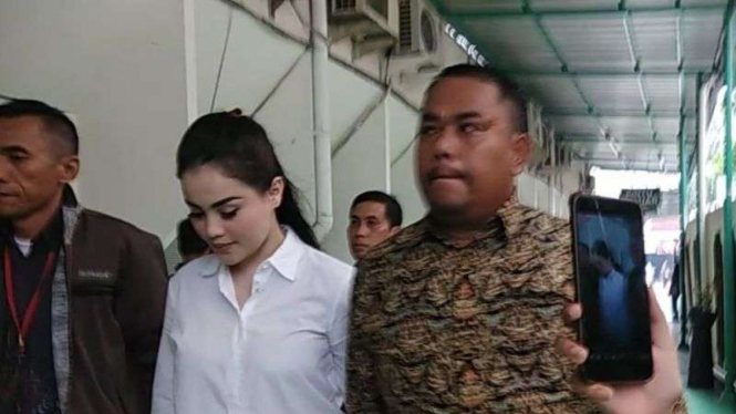Jennifer Dunn tiba di Pengadilan Negeri Jakarta Selatan