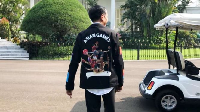 Presiden Joko Widodo mengenakan jaket bertema Asian Games 2018