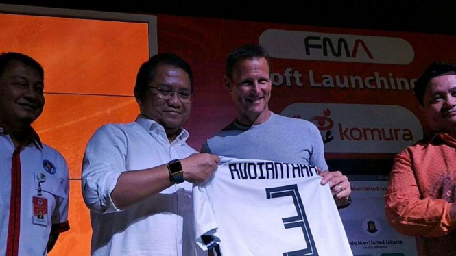 Legenda MU Teddy Sheringham, bersama Menkominfo Rudiantara.