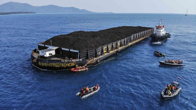 Sebuah kapal Greenpeace mencegat tongkang batubara di Karimunjawa