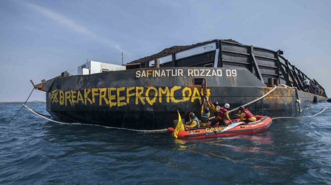 Sebuah kapal Greenpeace mencegat tongkang batubara di Karimunjawa