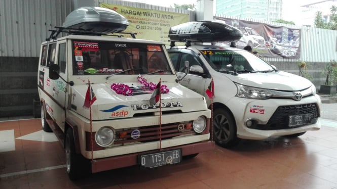 Dua mobil Toyota yang baru saja pulang dari Timor Leste.