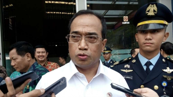 Menteri Perhubungan Budi Karya di STPI Curug, Tangerang.