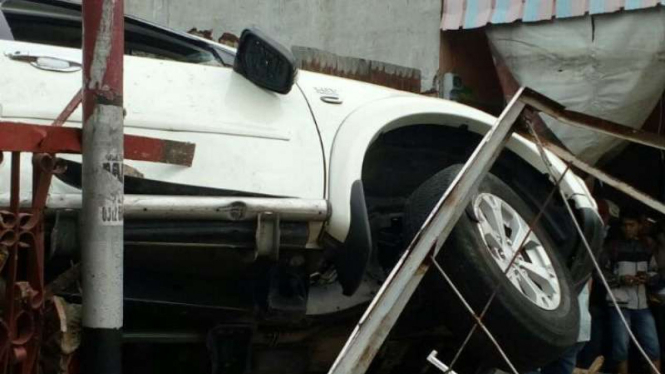 Mobil Pajero mengalami kecelakaan di Medan, Jumat, 4 Mei 2018.