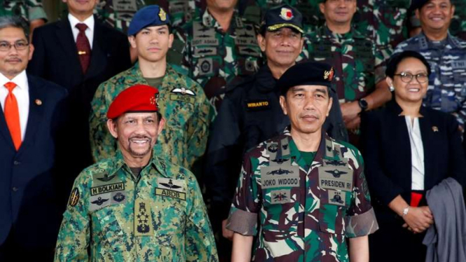 Pangeran Abdul Mateen (belakang, baret biru) berfoto bersama Presiden Joko Widodo dan Sultan Brunei Hassanal Bolkiah.