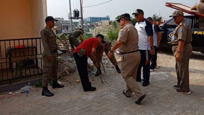 Satpol PP segel ratusan rumah mewah di Depok.