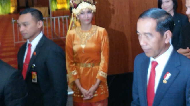 Presiden Joko Widodo tiba di resepsi pernikahan Raditya Dika-Anissa Aziza.