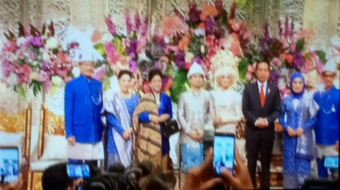 Presiden Joko Widodo dan Iriana di resepsi pernikahan Raditya Dika-Anissa Aziza.