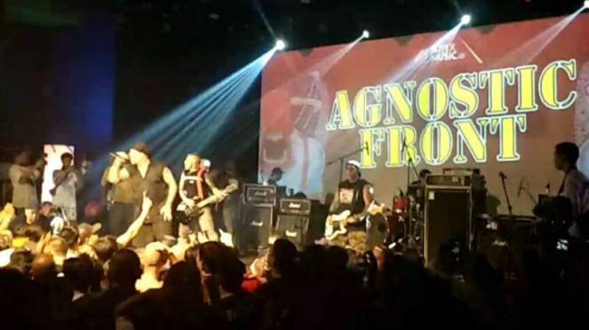 Aksi panggung hardcore punk asal New York, Agnostic Front, tampil di Jakarta.