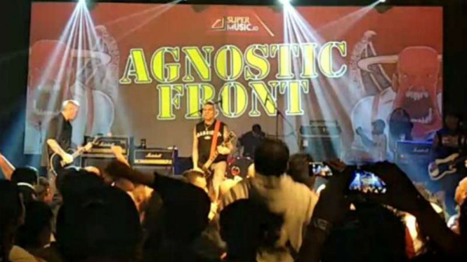 Aksi panggung hardcore punk asal New York, Agnostic Front, tampil di Jakarta.