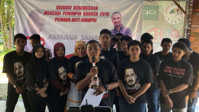 Sekelompok mahasiswa meminta mantan ketua KPK Abraham Samad untuk maju sebagai calon presiden dalam pemilu tahun 2019 dalam sebuah forum diskusi di Padang, Sumatra Barat, Sabtu, 5 Mei 2018.