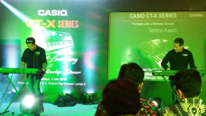 Musisi Iwang Noorsaid dan Tony Tonsi memainkan keyboard CT-XSeries