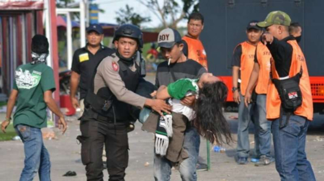 Kerusuhan terjadi di depan Stadion Gelora Bung Tomo (GBT)