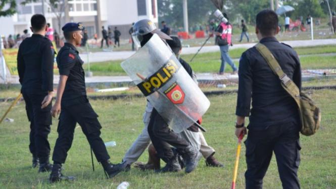 Kerusuhan terjadi di depan Stadion Gelora Bung Tomo (GBT) jelang laga Liga 1.