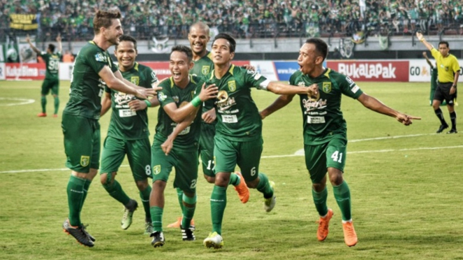 Pemain Persebaya merayakan gol ke gawang Arema FC