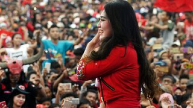 Via Vallen bernyanyi di kampanye PDIP di Jawa Timur. - ANTARA/ZABUR KARURU