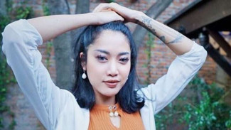 Bikin Heboh, Widi Vierratale Nekat Ganti Baju di Tempat Umum