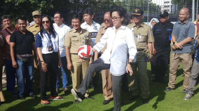 Menteri Keuangan Sri Mulyani saat juggling bola di Lapangan Banteng.