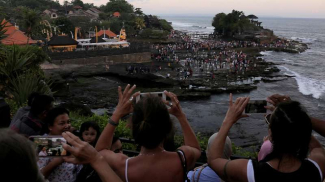 Turis lokal dan asing berfoto di Tanah Lot Tabanan Bali