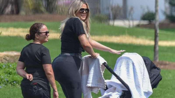 Khole Kardashian bersama anaknya True