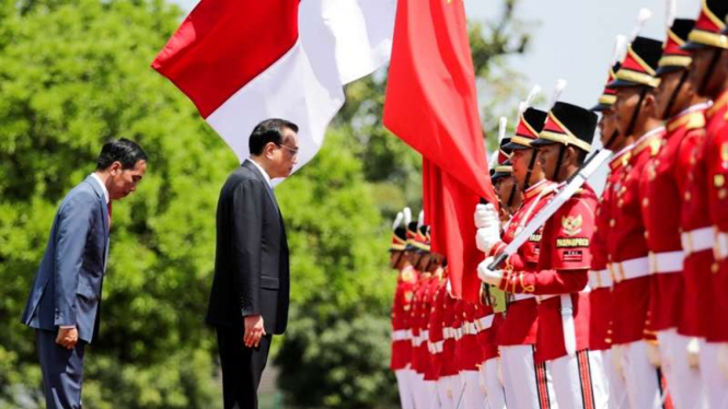 Presiden Joko Widodo dan PM China Li Keqiang menghormat bendera nasional