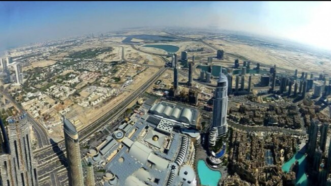 Lengkungan bumi dilihat dari atas menara Burj Khalifa.