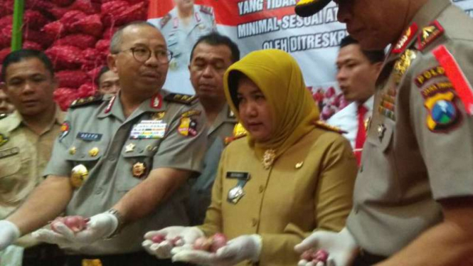 Kepala Satgas Pangan Mabes Polri, Inspektur Jenderal Polisi Setyo Wasisto, saat merilis kasus impor bawang bombai di Surabaya, Jawa Timur, pada Senin, 9 Mei 2018.