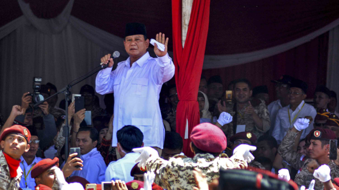 Ketua Umum Partai Gerindra, Prabowo Subianto (tengah)