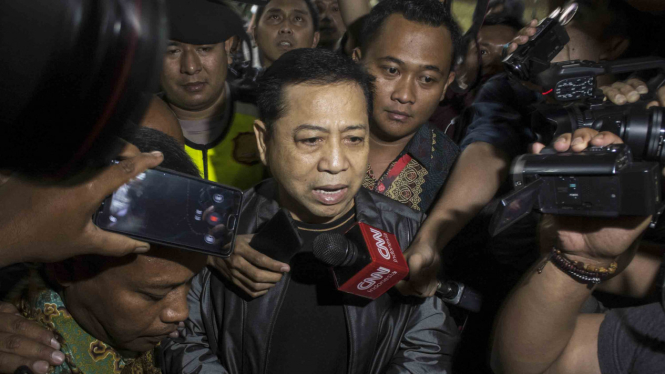 Terpidana Kasus Korupsi KTP elektronik, Setya Novanto (tengah)