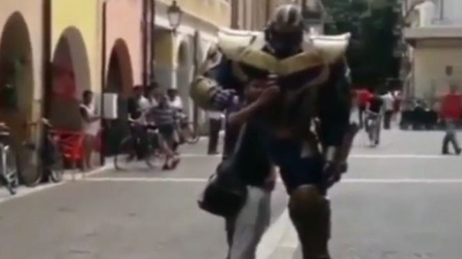 Thanos jalan di tengah kota.