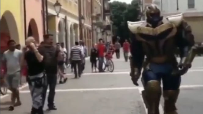 Thanos jalan di tengah kota.