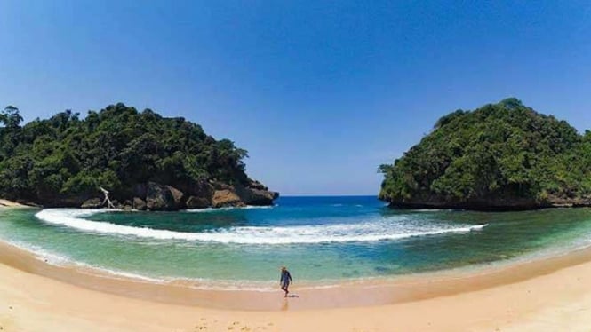 Pesona Tersembunyi Pantai  Mbehi di Malang 