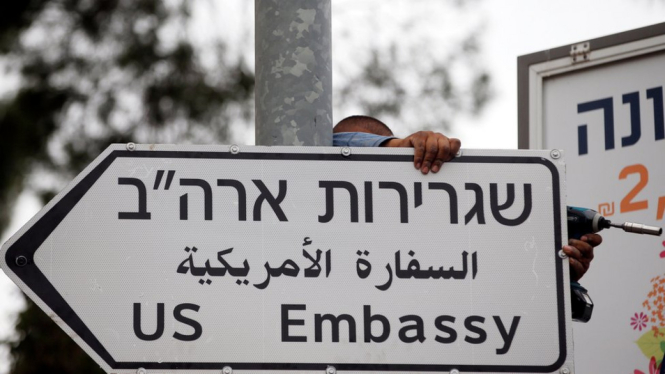 Petunjuk ke arah Kedutaan Besar AS di Yerusalem sudah dipasang di sekitar kawasan Konsulat Jenderal AS. - Reuters