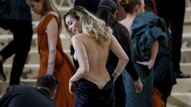 Penyanyi Miley Cyrus di Met Gala 2018