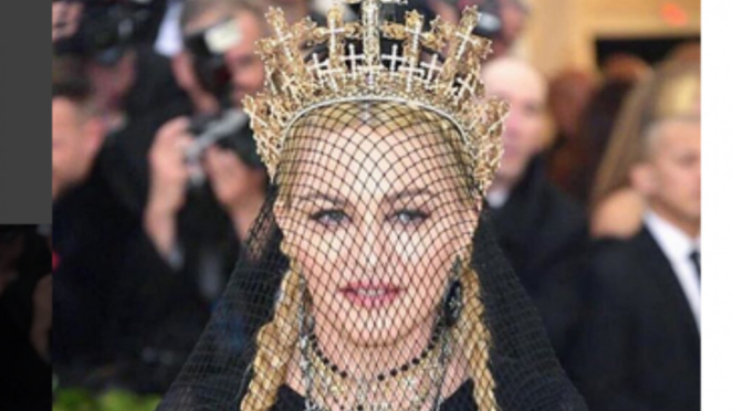 Madonna pakai headpiece Rinaldy Yunardi