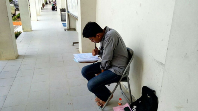 Peserta SBMPTN di Banda Aceh mengikuti ujian di luar kelas