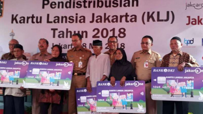 Gubernur DKI Jakarta Anies Baswedan memberikan KJL kepada lansia